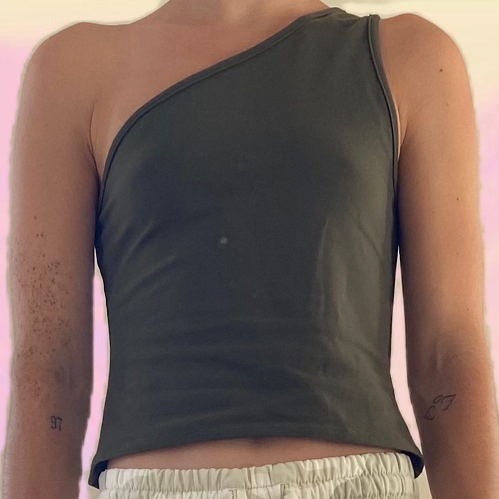 ONE SHOULDER TOP